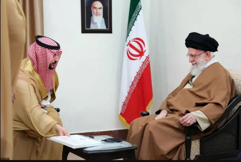 Boqorka Sucuudiga oo Fariin u direy Ayatullah Khamenie.